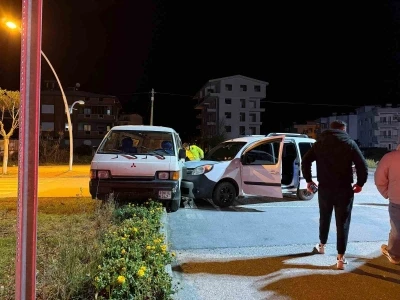 Gazipaşa&rsquo;da iki kamyonet &ccedil;arpıştı: 1 yaralı
