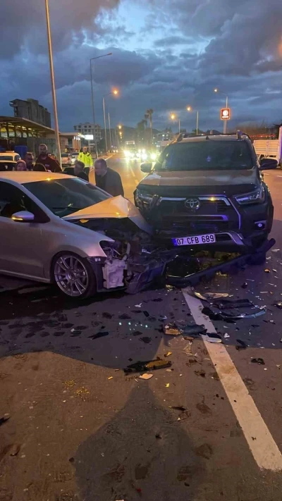 Gazipaşa&rsquo;da kavşakta otomobille kamyonet &ccedil;arpıştı: 1&rsquo;i ağır 5 yaralı
