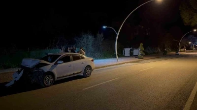 Gazipaşa&rsquo;da park halindeki otomobile &ccedil;arpan s&uuml;r&uuml;c&uuml; ka&ccedil;tı
