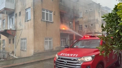 Gazipaşa&rsquo;da &uuml;&ccedil; katlı evin ikinci katında yangın &ccedil;ıktı
