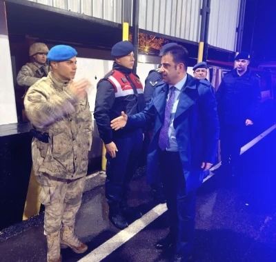 Gazipaşa Kaymakamı yılbaşı gecesinde g&ouml;revli ekipleri yalnız bırakmadı
