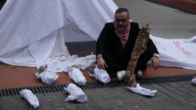 Gazze’de ölen bebeklere dikkat çekmek için kefenli eylem yaptı