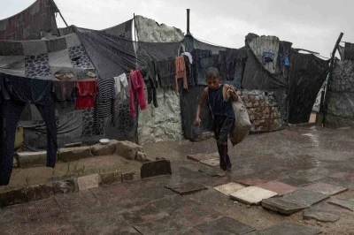 Gazze’de yoğun yağış nedeniyle çadırları su bastı
