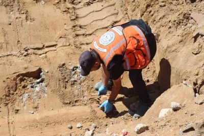 Gazze&rsquo;deki mezarlıkta onlarca insan kalıntısı &ccedil;ıkarıldı

