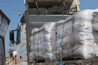 Gazze’ye gönderilen yardım tırları Kerem Şalom’dan bölgeye giriş yapıyor
