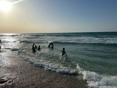 Gazzeli çocukların insani yardım getirecek aktivistleri sahilde umutla bekleyişi sürüyor
