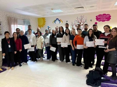 Gebe Okulu&rsquo;nu tamamlayan anne adaylarına katılım belgesi
