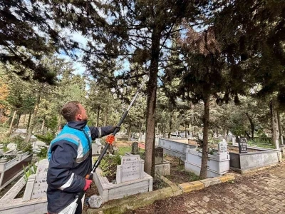 Gebze&rsquo;de bayram &ouml;ncesi mezarlıklarda bakım &ccedil;alışmaları hızlandı
