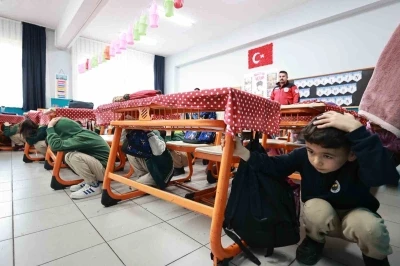 Gebze&rsquo;de ilkokul &ouml;ğrencilerine y&ouml;nelik deprem tatbikatı yapıldı
