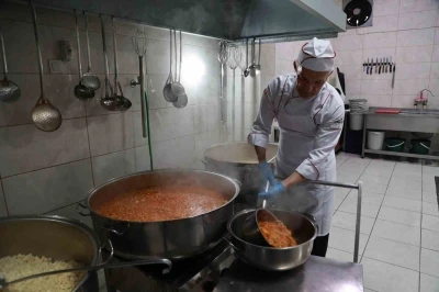 Gebze&rsquo;deki aşevinden ayda 7 bin 800 &ouml;ğ&uuml;n sıcak yemek
