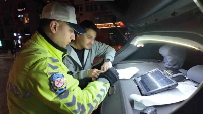 Gebze&rsquo;den Kadık&ouml;y&rsquo;e gezmeye geldi, ceza ile d&ouml;nd&uuml;: Abartı egzozdan men edildi
