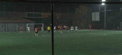 Geç saatlere kadar açık olan halı sahadaki aşırı gürültü mahalle halkının kabusu oldu
