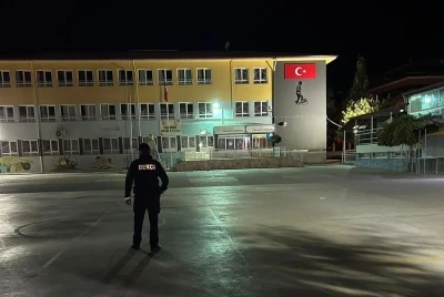 Gece bekçileri okulların güvenliği için görev başında
