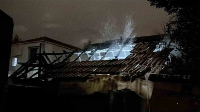 Gece saatlerinde m&uuml;stakil evde &ccedil;ıkan yangın itfaiye ekiplerince s&ouml;nd&uuml;r&uuml;ld&uuml;
