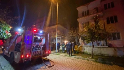 Gece yarısı evden alevler y&uuml;kseldi, mahalleli sokağa d&ouml;k&uuml;ld&uuml;
