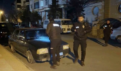 Gece yarısı kornası takılı kalan ara&ccedil; mahalleyi ayağa kaldırdı
