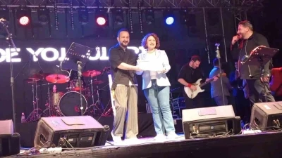 Gece Yolcuları&rsquo;na sahnede s&uuml;rpriz: Diplomalarını yıllar sonra aldılar
