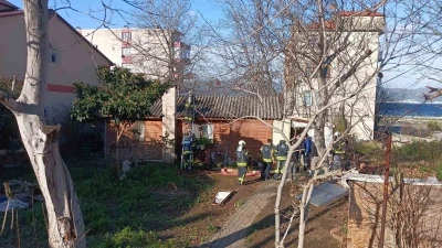 Gecekonduda &ccedil;ıkan yangın b&uuml;y&uuml;meden s&ouml;nd&uuml;r&uuml;ld&uuml;
