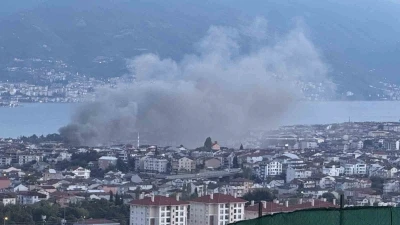 Gecekonduda &ccedil;ıkan yangın mahalleliyi sokağa d&ouml;kt&uuml;: Kundaklama ş&uuml;phesi araştırılıyor
