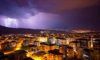 Geceyi aydınlatan şimşekler g&ouml;rsel ş&ouml;len sundu
