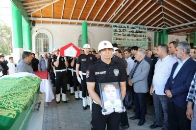 Ge&ccedil;irdiği rahatsızlık sonrası hayatını kaybeden polis memuru son yolculuğuna uğurlandı