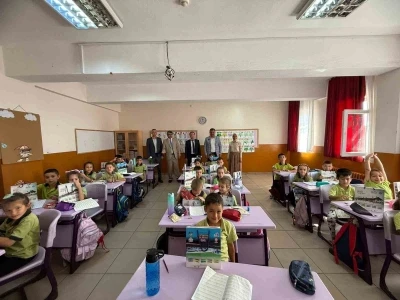 Gediz Belediye Başkanı Akel’den minik öğrencilere kırtasiye hediyesi
