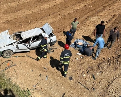 Gediz&rsquo;de otomobil tarlaya u&ccedil;tu, 2 yaralı
