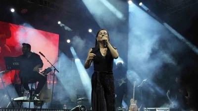 Gediz Tarhana Festivalinde Merve &Ouml;zbey hem şarkılarıyla hem de c&ouml;mertliği ile g&ouml;n&uuml;lleri fethetti
