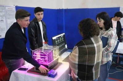Geleceğin bilim insanları projelerini kendi okulunda sergiledi

