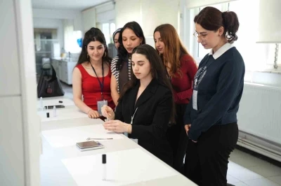 Geleceğin diş hekimleri ve eczacıları sekt&ouml;r&uuml;n nabzını tuttu
