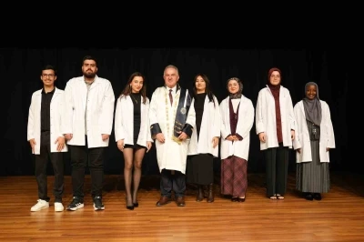 Geleceğin eczacıları beyaz &ouml;nl&uuml;klerini giydi
