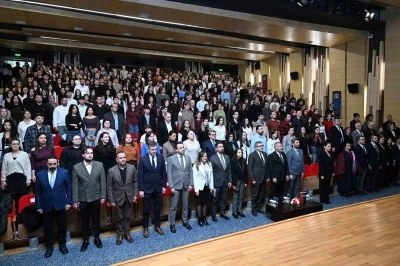 Geleceğin eczacıları d&uuml;zenlenen t&ouml;renle beyaz &ouml;nl&uuml;klerini giydi
