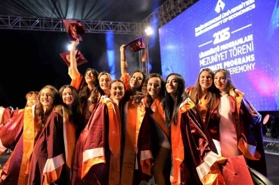Geleceğin liderleri diplomalarını aldı
