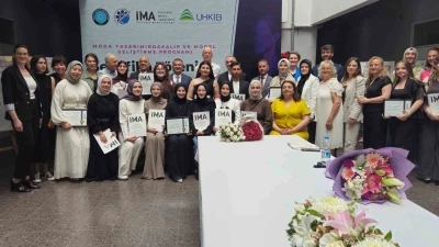 Geleceğin moda tasarımcıları Bursa&rsquo;da sertifikalarını aldı
