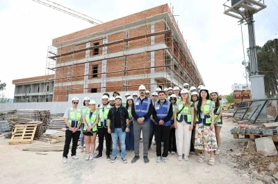 Geleceğin m&uuml;hendisleri huzurevi inşaatını gezdi
