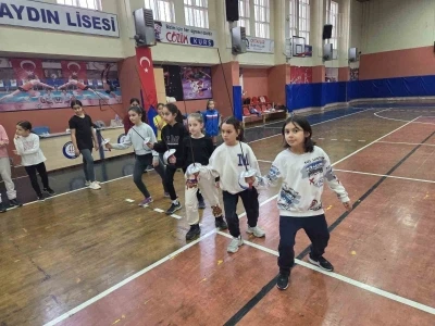 Geleceğin sporcuları i&ccedil;in antrenmanlar devam ediyor
