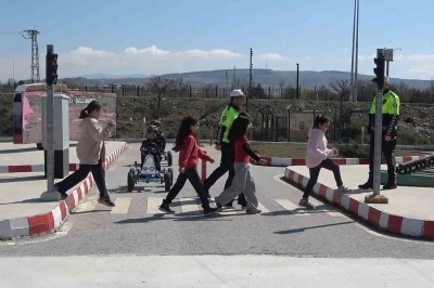 Geleceğin s&uuml;r&uuml;c&uuml;leri trafik kurallarını bu parkta &ouml;ğreniyor: Binlerce &ouml;ğrenci eğitim aldı
