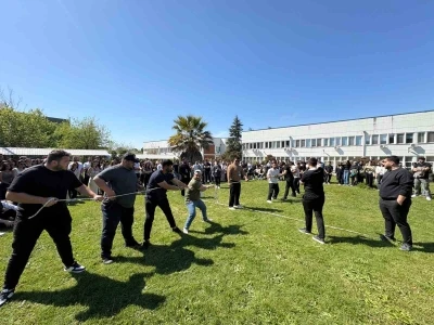 Geleneksel tomurcuk şenliğinde &ouml;ğrenciler doyasıya eğlendi
