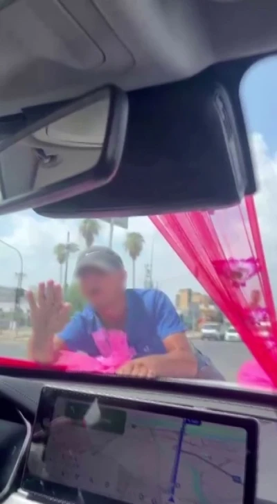 Gelin arabasının önüne atlayan genç, gelin ve damadı korkuttu
