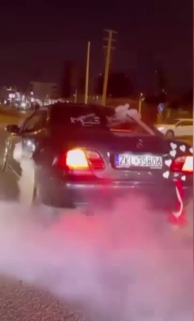 Gelin arabasıyla yolu kapatıp lastik yaktılar: Araç trafikten men edildi
