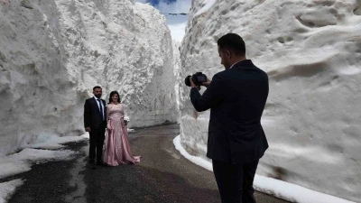 Gelin ve damat adayı kar t&uuml;nelinde fotoğraf &ccedil;ekimi yaptı
