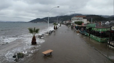Gemlik&rsquo;te deniz taştı, sahil yolu sular altında kaldı...O anlar havadan g&ouml;r&uuml;nt&uuml;lendi
