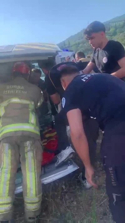 Gemlik&rsquo;te iş&ccedil;i servisi ile otomobil &ccedil;arpıştı: 15 yaralı
