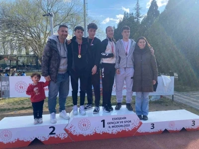 Gen&ccedil; atletler pistte kozlarını paylaştı

