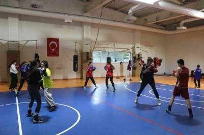 Gen&ccedil; boks&ouml;rler milli takımı hedefliyor
