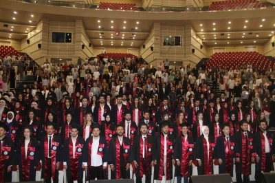 Gen&ccedil; eczacıların mezuniyet sevinci
