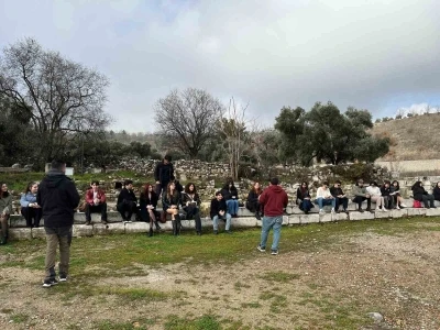 Gen&ccedil; eller ge&ccedil;mişin izlerini seramik ile şekillendirdi
