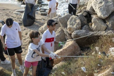 Genç fenomenin temizlik akımına Mersin Büyükşehir Belediyesinden destek
