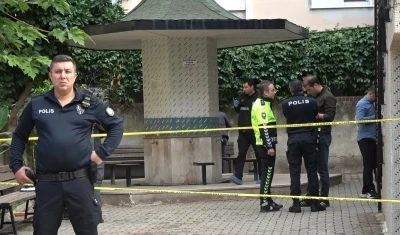 Gen&ccedil; kadın toplantı i&ccedil;in beklediği dayısının silahından &ccedil;ıkan kurşunlarla hayatını kaybetmiş
