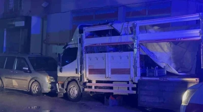 Gen&ccedil; kız, 4. kattan kamyonet kasasına d&uuml;ş&uuml;p ağır yaralandı
